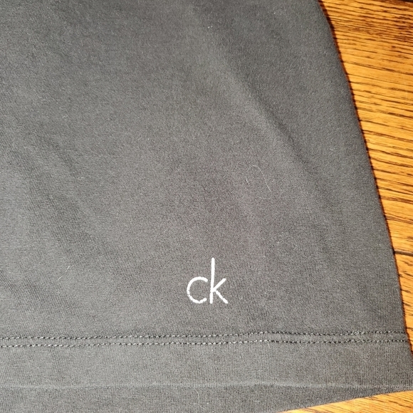 Calvin Klein Men's Short-sleeved V-neck T-shirt - Picture 4 of 4